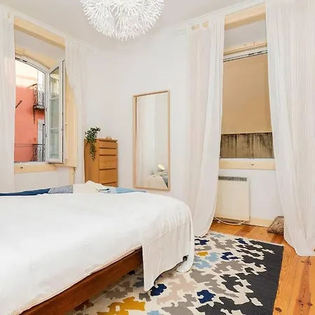 Charming 3 Bedroom In Historic City Center Castelo Apartmán *